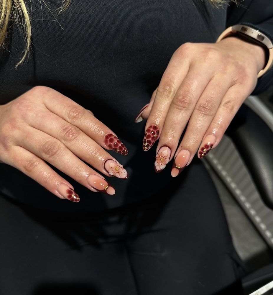 Bordeaux nagels van dichtbij