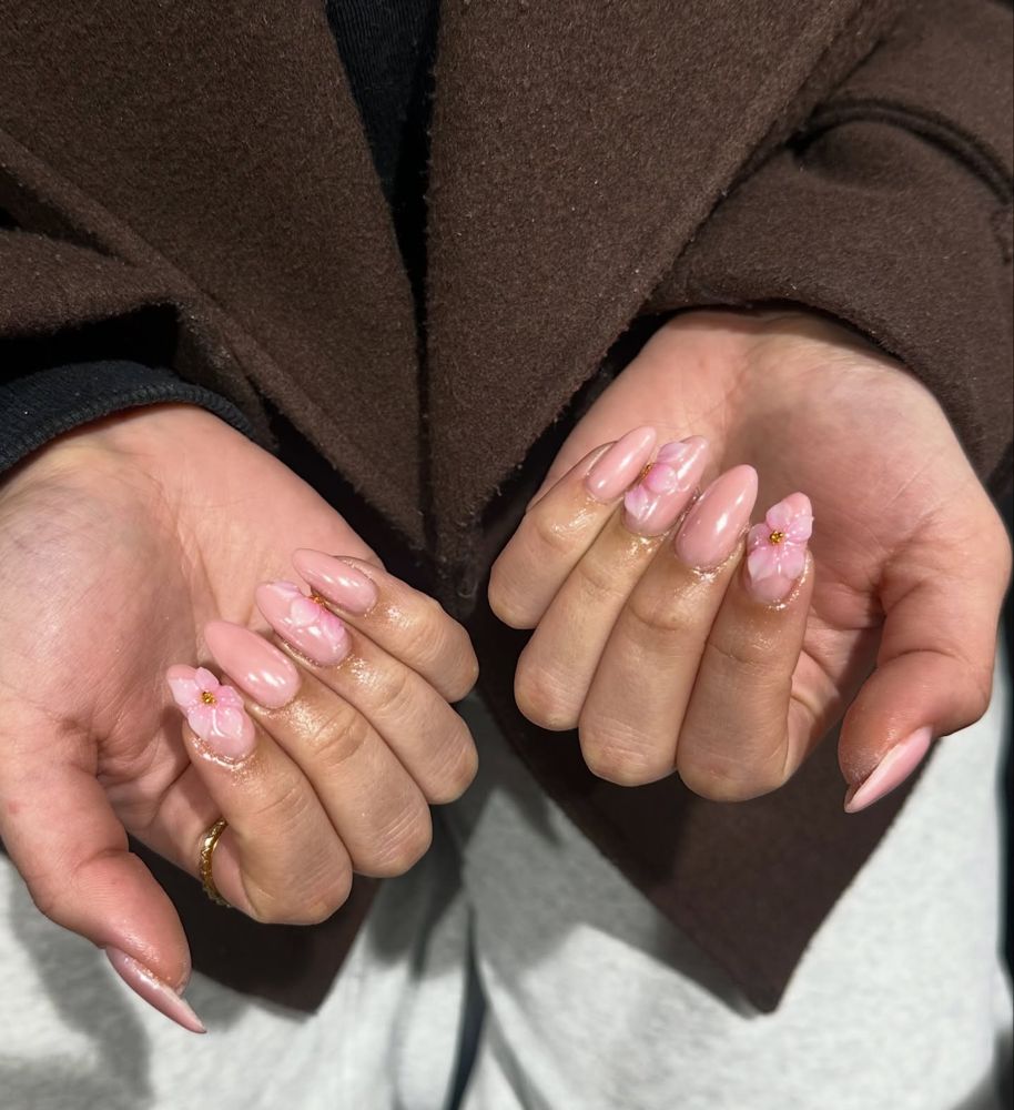 Nude nagels met 3D-bloemen in de handpalm