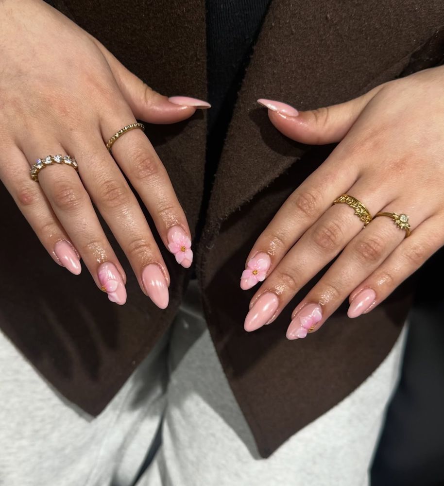 Nude almond nagels met roze 3D-bloemetjes