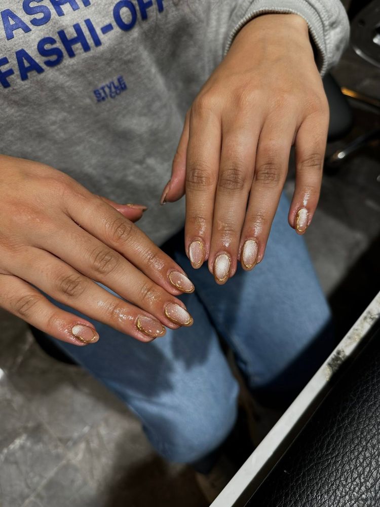 Nude nagels met gouden chrome-lijntjes