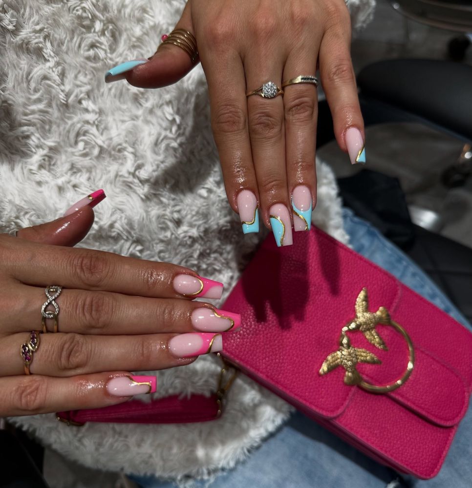 Roze en turquoise nagels met goud