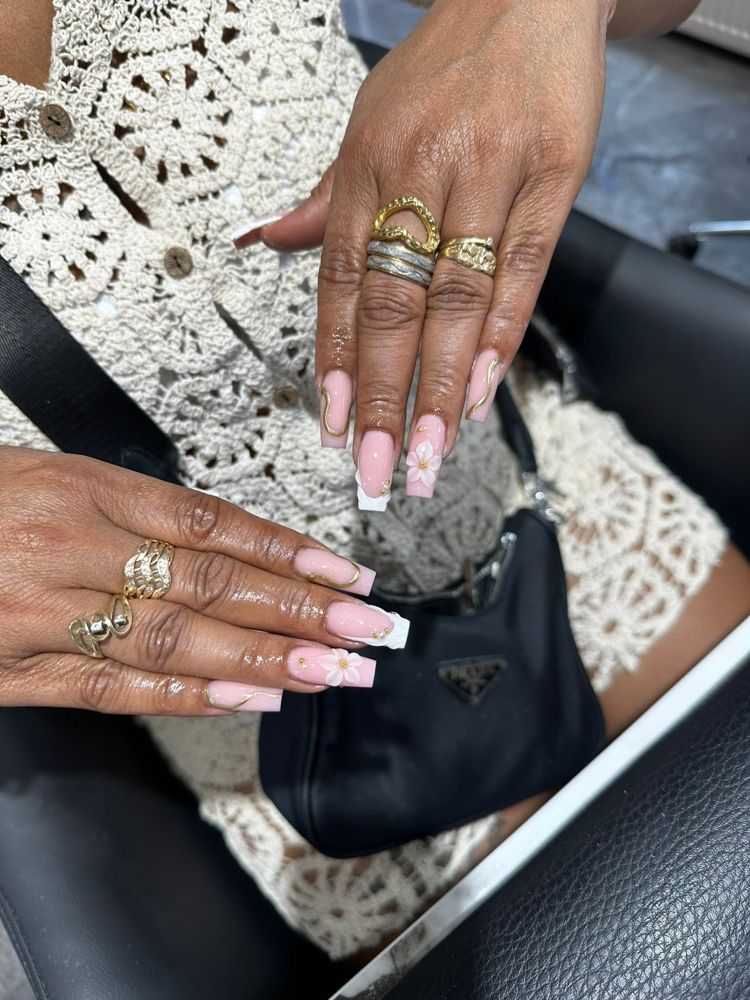 Roze nagels met bloemdesign